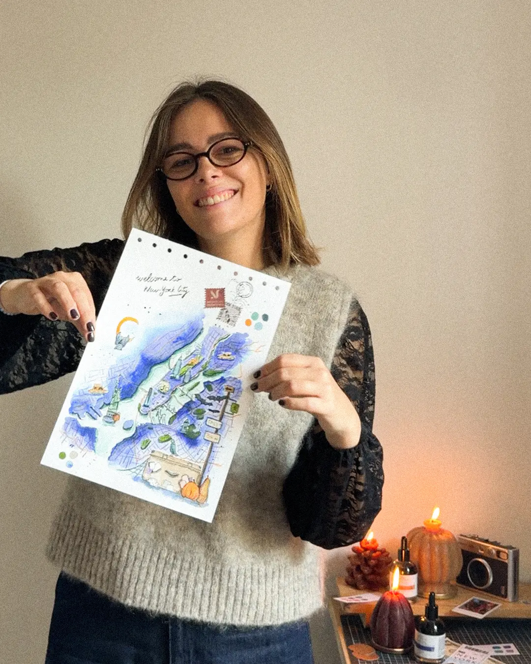 Manon Aubin, illustratrice à Marseille, avec la carte de New York à l'aquarelle