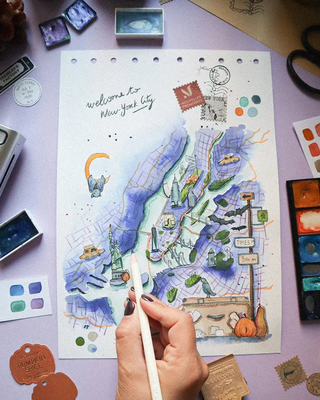 Derniers détails à l'aquarelle sur la carte de New York pour Halloween